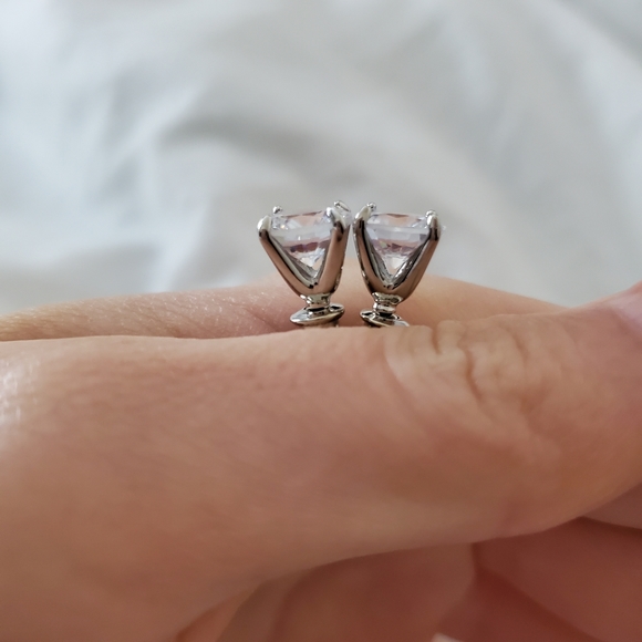 New Elegant Stud Earrings - Picture 7 of 9